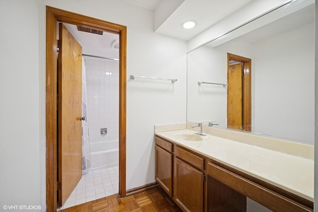9377 Landings Ln Unit 502, Des Plaines, IL 60016 - bathroom with vanity and shower / bath combination