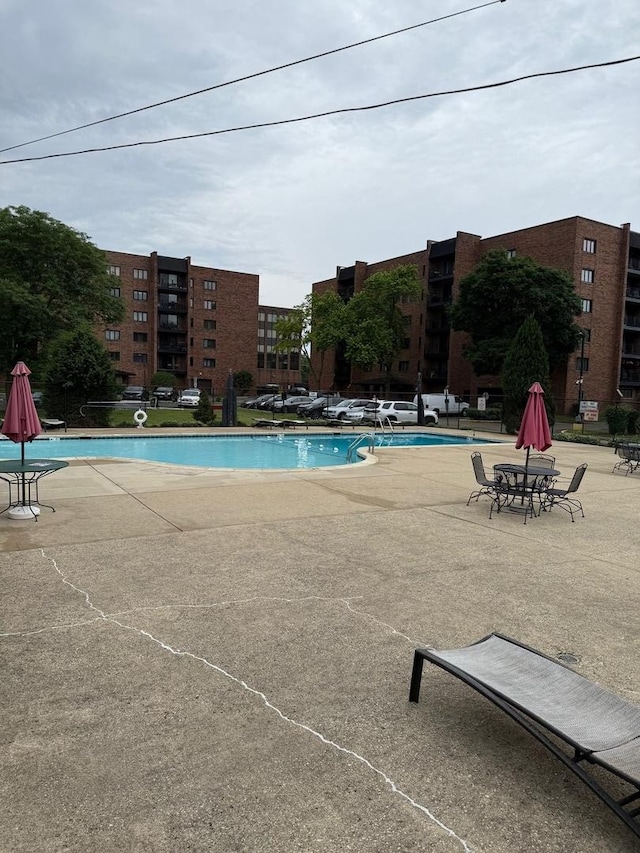 9377 Landings Ln Unit 502, Des Plaines, IL 60016 - community pool with a patio area