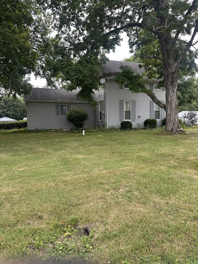 201 E N St, Saybrook, IL 61770 - view of front facade featuring a front lawn