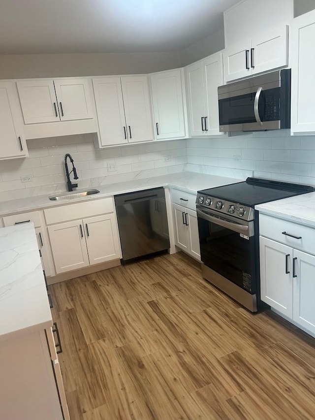 200 Park Ave Unit 634, Calumet City, IL 60409 - kitchen with stainless steel appliances, tasteful backsplash, and light wood-style floors