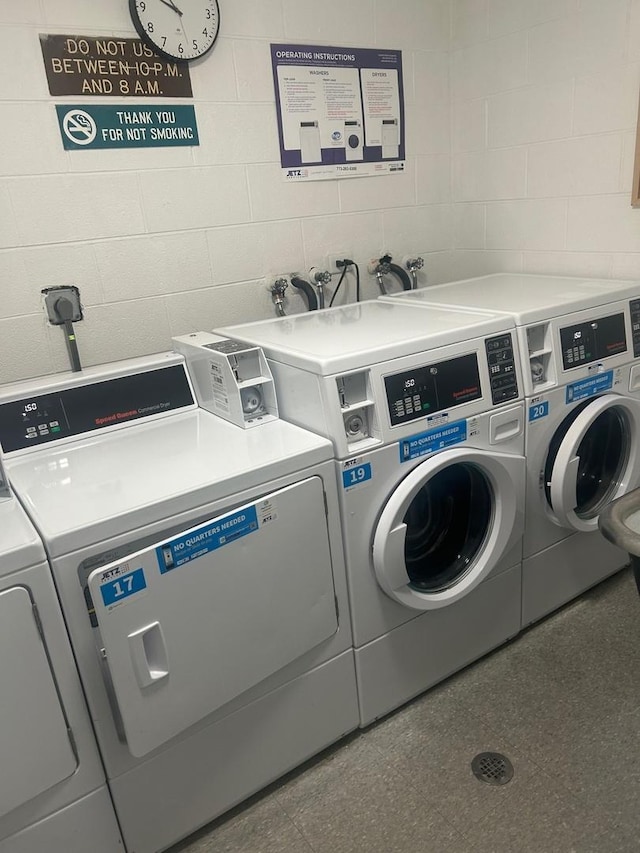 200 Park Ave Unit 634, Calumet City, IL 60409 - community laundry room featuring washing machine and clothes dryer