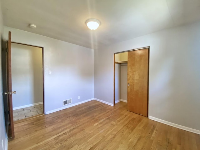 518 156th Pl, Calumet City, IL 60409 - unfurnished bedroom featuring light wood-type flooring and a closet