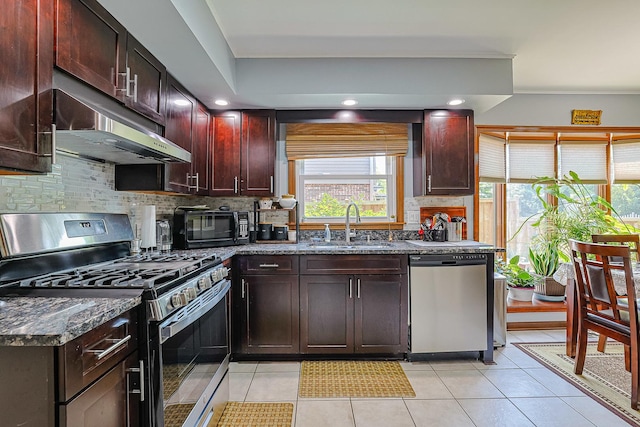 1008 S Beechwood Dr, Mount Prospect, IL 60056 - kitchen featuring stainless steel appliances, under cabinet range hood, plenty of natural light, tasteful backsplash, and recessed lighting