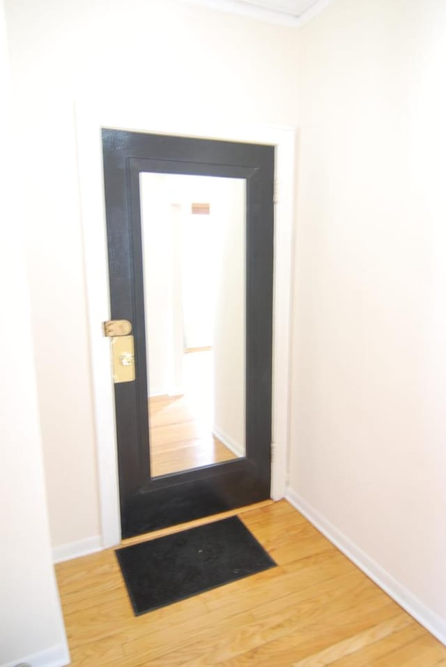 6207 N Winthrop Ave Unit 30, Chicago, IL 60660 - entryway featuring wood finished floors and baseboards