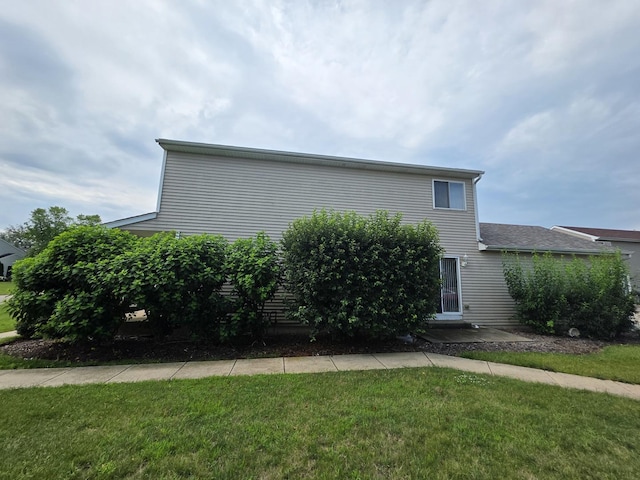 415 Andrea Ct, Harvard, IL 60033 - view of side of property featuring a yard