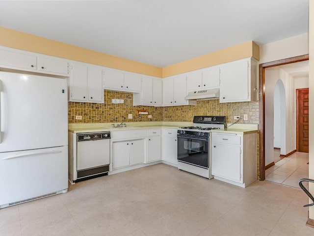 8564 Cherry Stone Pl, Tinley Park, IL 60487 - kitchen with white appliances, under cabinet range hood, light countertops, arched walkways, and decorative backsplash