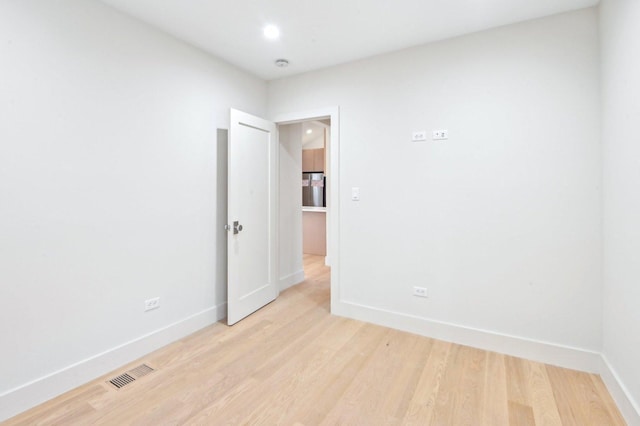 7930 S Kenwood Ave, Chicago, IL 60619 - spare room featuring light wood-style floors, a smoke detector, and recessed lighting