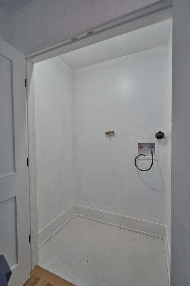 1332 N Leavitt St, Chicago, IL 60622 - bathroom with baseboards