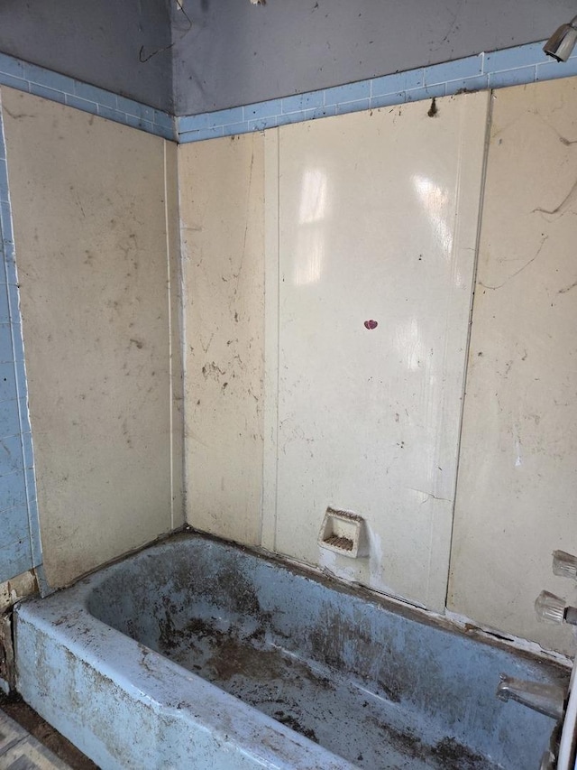 10511 S Yates Ave, Chicago, IL 60617 - bathroom with a bath