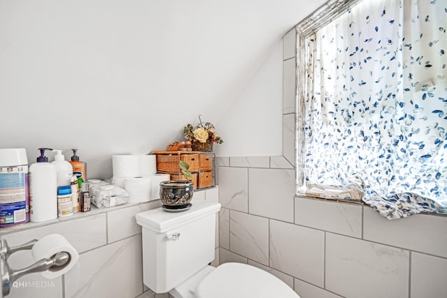 2924 N Mulligan Ave, Chicago, IL 60634 - bathroom with lofted ceiling and tile walls