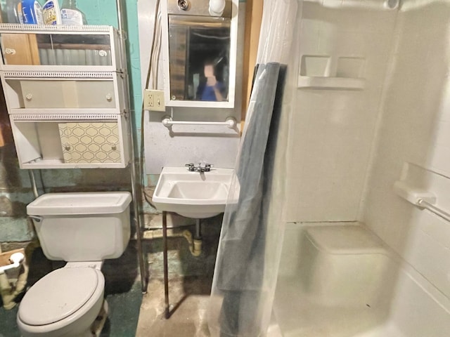218 S Oneca St, Tonica, IL 61370 - bathroom featuring a shower with curtain and toilet