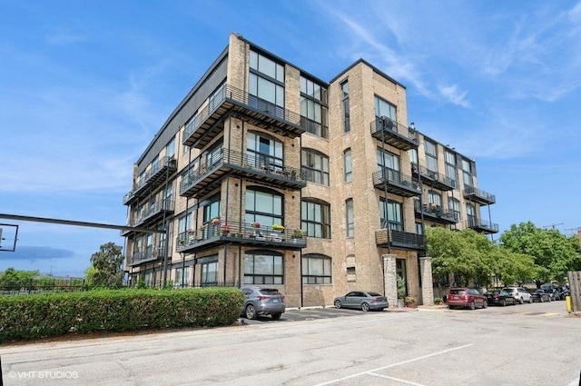 2614 N Clybourn Ave Unit 311, Chicago, IL 60614 - view of apartment building / complex