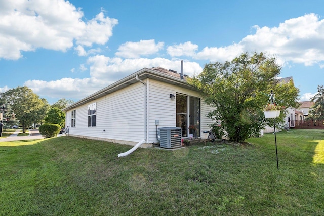 1192 Sumac Trl, Hoffman Estates, IL 60192 - back of house featuring a lawn