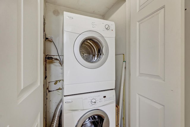512 Redondo Dr Unit 112, Downers Grove, IL 60516 - washroom featuring stacked washer / dryer