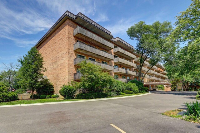 512 Redondo Dr Unit 112, Downers Grove, IL 60516 - view of building exterior