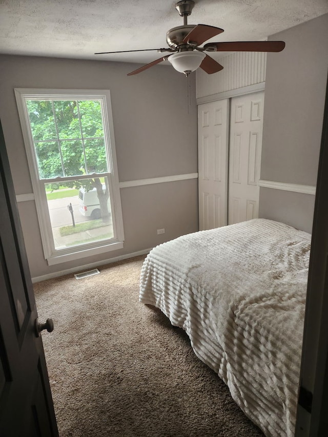 814 S 11th Ave, Saint Charles, IL 60174 - bedroom featuring carpet, a closet, a ceiling fan, and a textured ceiling