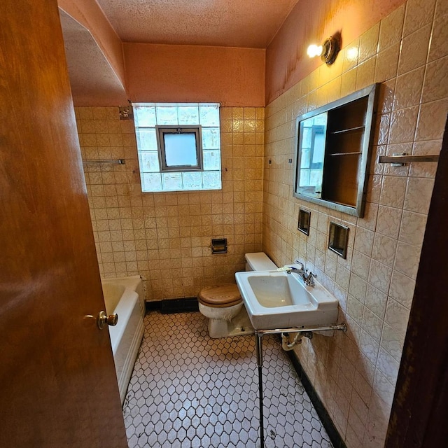 4804 S Lamon Ave, Chicago, IL 60638 - bathroom with tile walls and a textured ceiling