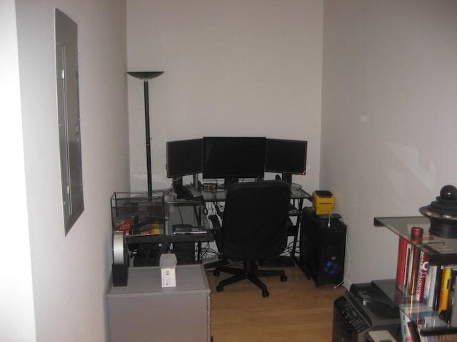 653 N Kingsbury St Unit 1208, Chicago, IL 60654 - home office with light wood finished floors