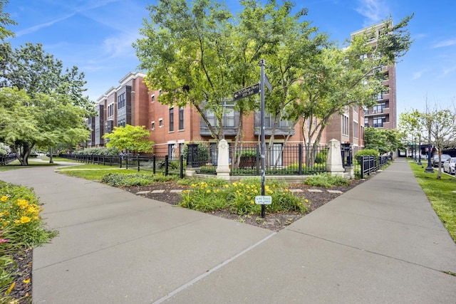 1151 W 14th Pl Unit 238, Chicago, IL 60608 - view of home's community with a fenced front yard