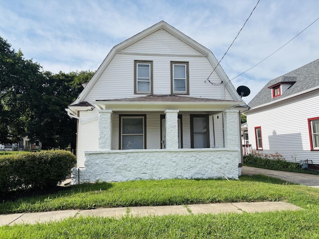 1347 Greenwood Ave, Rockford, IL 61107 - colonial inspired home featuring a gambrel roof and covered porch