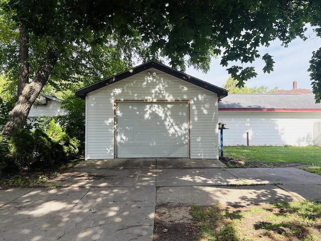 1347 Greenwood Ave, Rockford, IL 61107 - detached garage with driveway