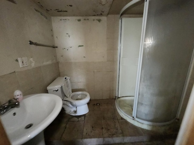 7542 S Prairie Ave, Chicago, IL 60619 - full bath with a stall shower and tile walls