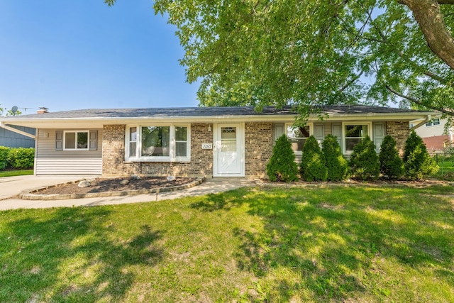 100 Patricia Dr, Schaumburg, IL 60193 - ranch-style home with a front yard and brick siding