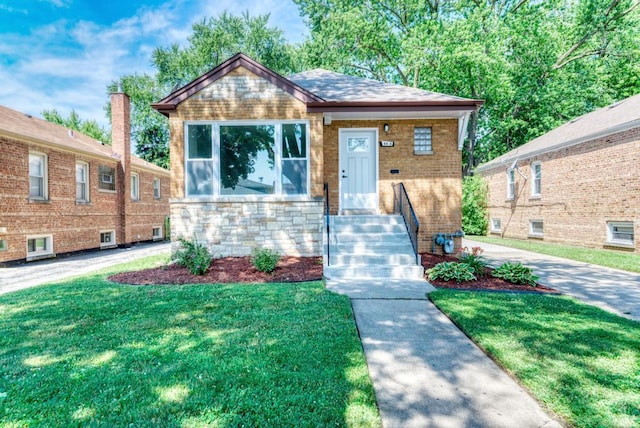 8916 S Sacramento Ave, Evergreen Park, IL 60805 - bungalow-style house with a front yard