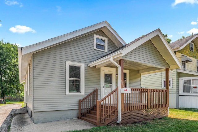 541 N May St, Aurora, IL 60506 - bungalow-style house featuring a porch