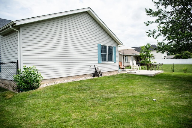 2107 10th Ave, Sterling, IL 61081 - rear view of property with a patio