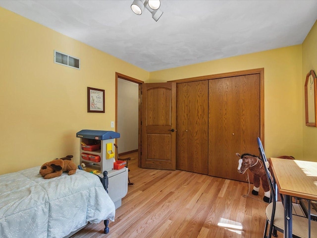 12828 Menominee Trl, Roscoe, IL 61073 - bedroom with light wood-style floors and a closet