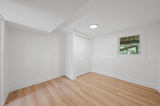 214 Somerset Ct, New Lenox, IL 60451 - unfurnished bedroom featuring light wood-style flooring, a closet, and vaulted ceiling