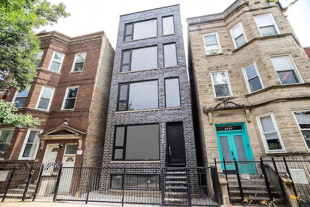 1325 N Artesian Ave Unit 3, Chicago, IL 60622 - view of property with a fenced front yard