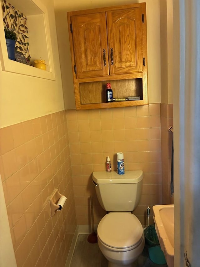 10 Lombard Cir, Lombard, IL 60148 - half bath featuring tile walls and a wainscoted wall