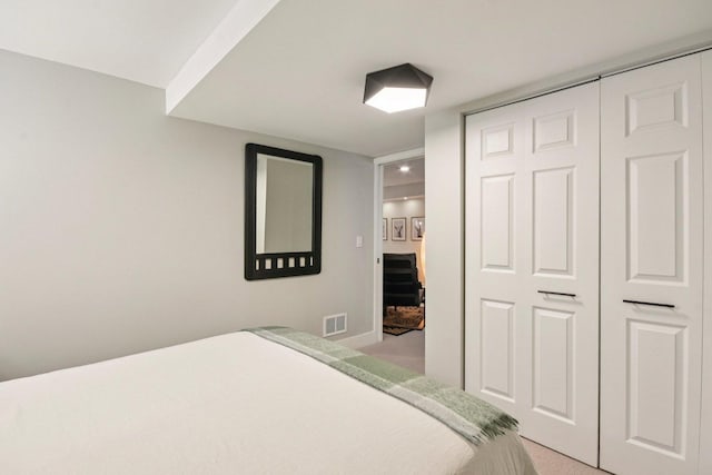 0N467 Cloos Ct, Winfield, IL 60190 - bedroom with light carpet and a closet