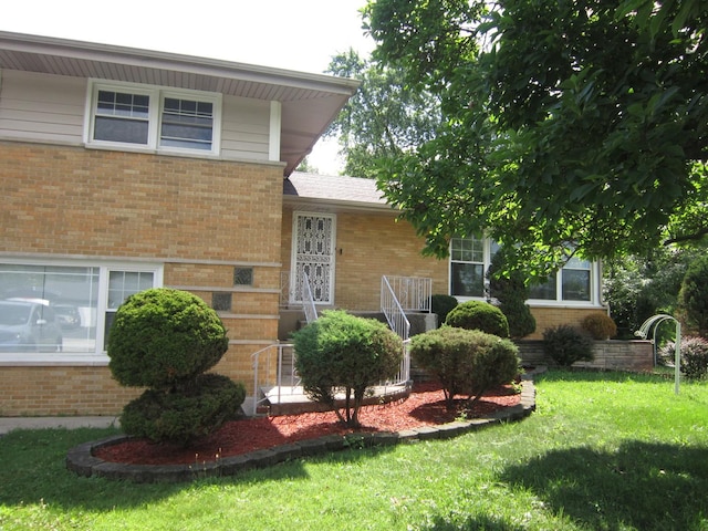 15831 Trumbull Ave, Markham, IL 60428 - tri-level home featuring brick siding and a front yard