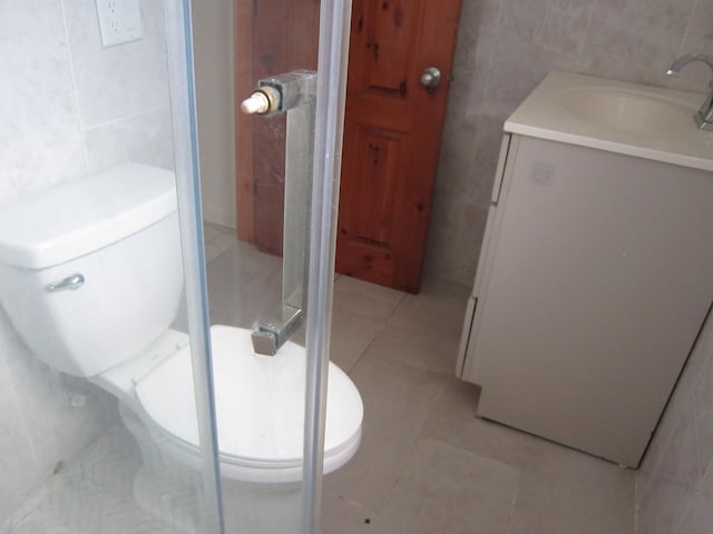15831 Trumbull Ave, Markham, IL 60428 - bathroom featuring tile walls, vanity, and tile patterned floors