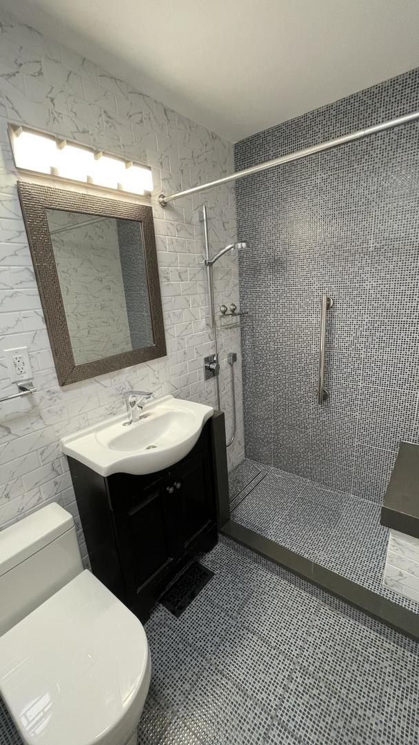 513 Laurel St, Elk Grove Village, IL 60007 - bathroom with a tile shower and vanity