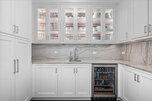 330 Abbotsford Rd, Kenilworth, IL 60043 - indoor wet bar with wine cooler and backsplash