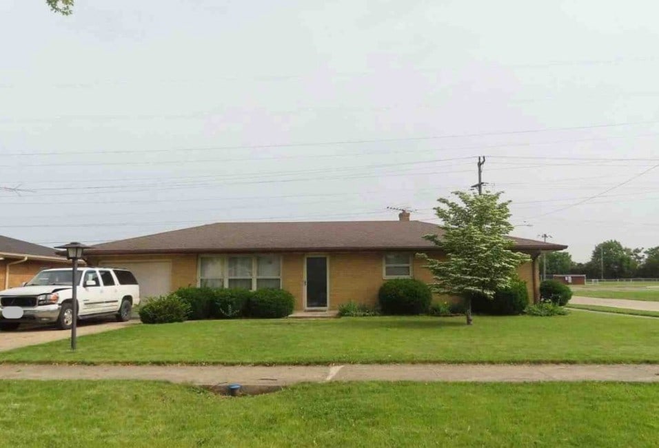 1800 Root St, Crest Hill, IL 60403 - single story home featuring a garage and a front lawn