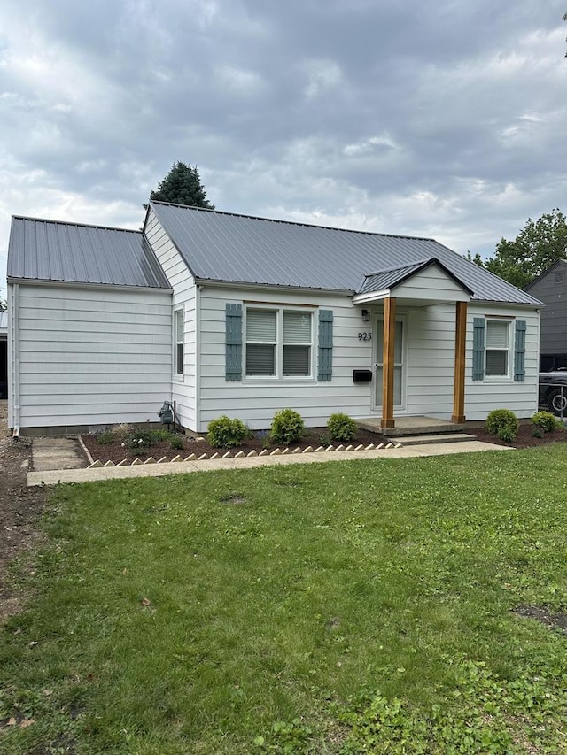 925 E Sangamon Ave, Rantoul, IL 61866 - ranch-style home with a front yard and a metal roof