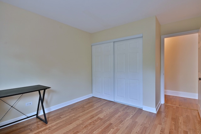 1813 Hemlock Pl Unit 306, Schaumburg, IL 60173 - unfurnished bedroom featuring light wood-style flooring and a closet