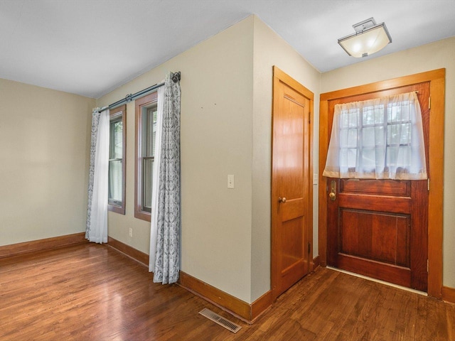 512 S Elida St, Winnebago, IL 61088 - foyer entrance featuring wood finished floors and baseboards