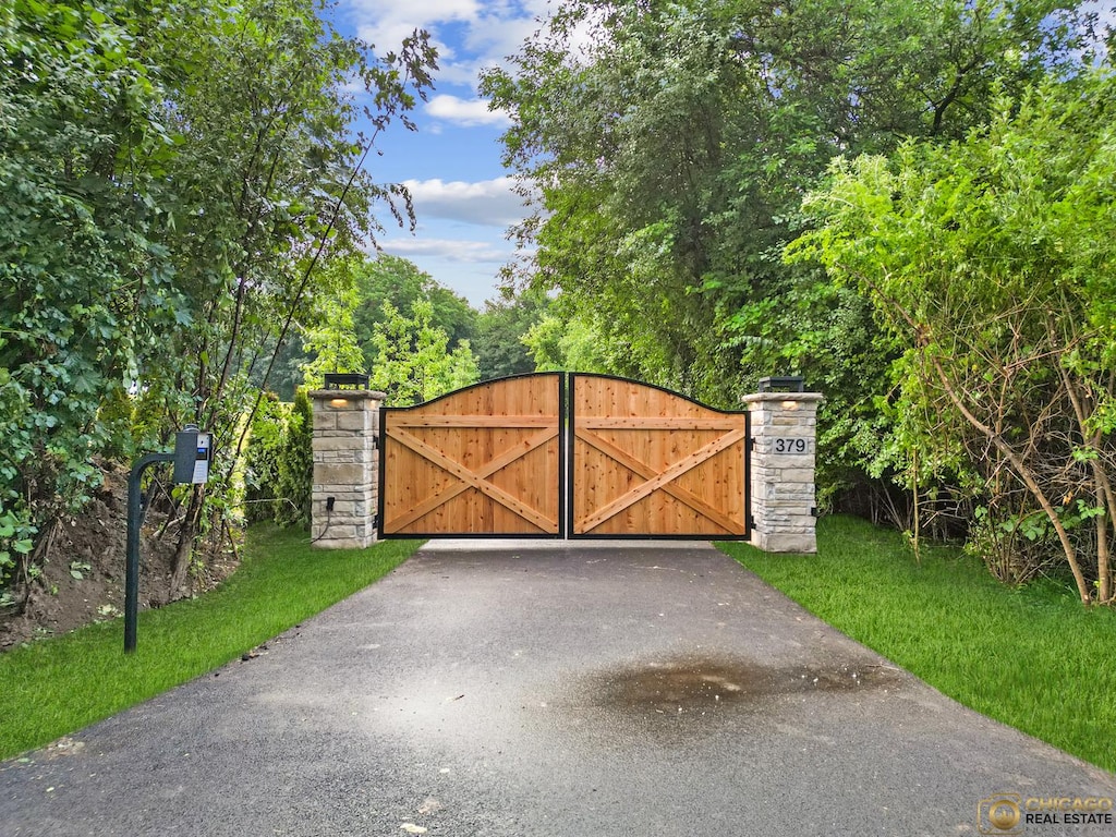 379 W County Line Rd, Barrington Hills, IL 60010 - view of gate