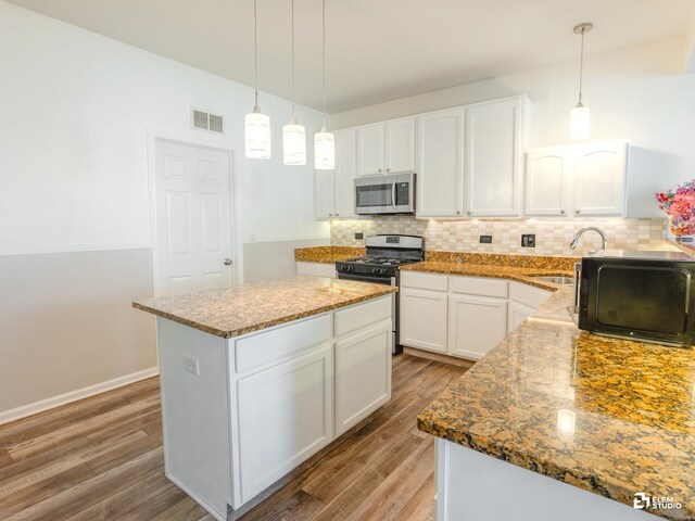 424 Grape Vine Trl, Oswego, IL 60543 - kitchen featuring stainless steel appliances, tasteful backsplash, dark stone countertops, light wood-style floors, and white cabinetry