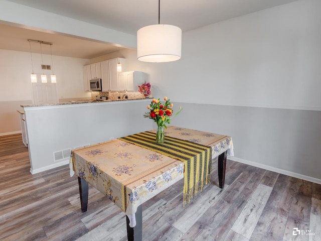 424 Grape Vine Trl, Oswego, IL 60543 - dining room featuring wood finished floors and baseboards
