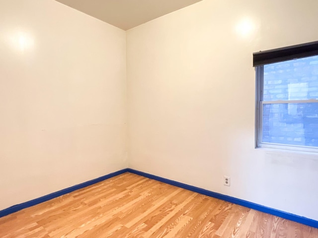 450 W 29th St, Chicago, IL 60616 - empty room with light wood-style floors and baseboards