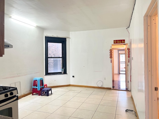 450 W 29th St, Chicago, IL 60616 - empty room with light tile patterned flooring and baseboards