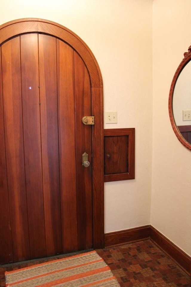 316 Marguerite St, Elgin, IL 60123 - detailed view of baseboards and arched walkways