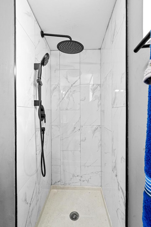 16961 Parkside Ave, South Holland, IL 60473 - bathroom featuring tiled shower